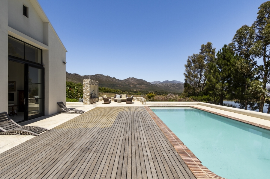 5 Bedroom Property for Sale in Sir Lowrys Pass Village Western Cape